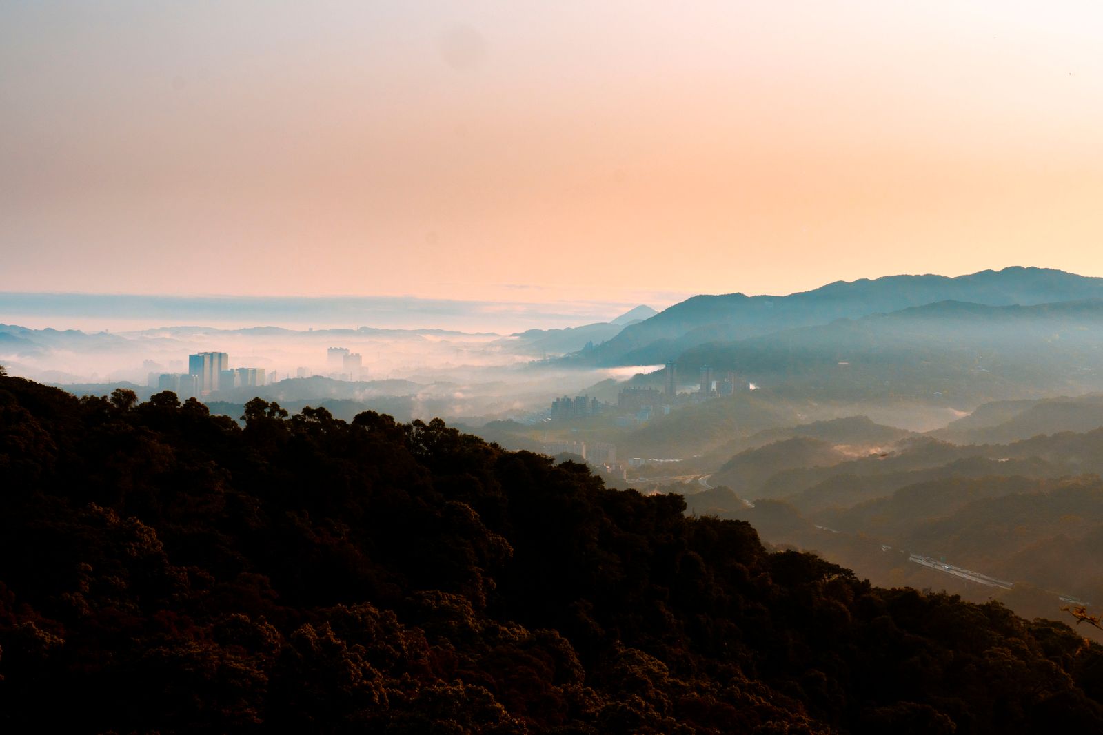 Sunrise above the sea of clouds seen from the Zhushan viewing platform at Alishan, Taiwan