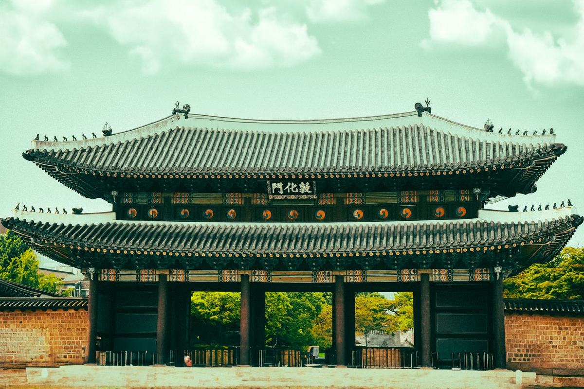 Donhwamun Gate, the main gate of Changdeokgung Palace
