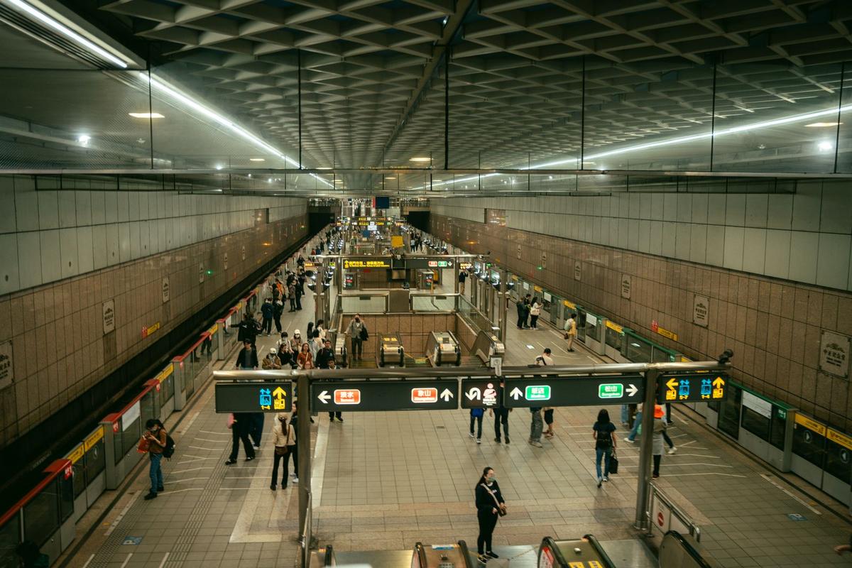 Passengers at a Taipei MRT metro station platform