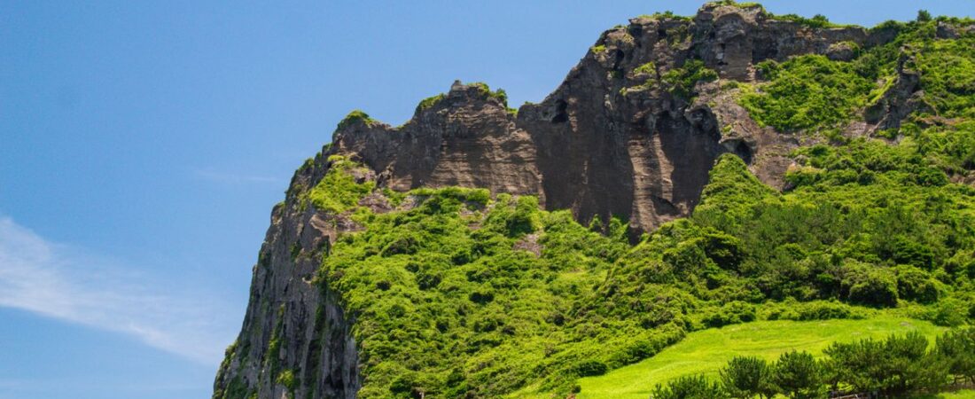 Seongsan Ilchulbong (2026): Jeju’s UNESCO Sunrise Peak — Tickets, Hours & How to Climb It