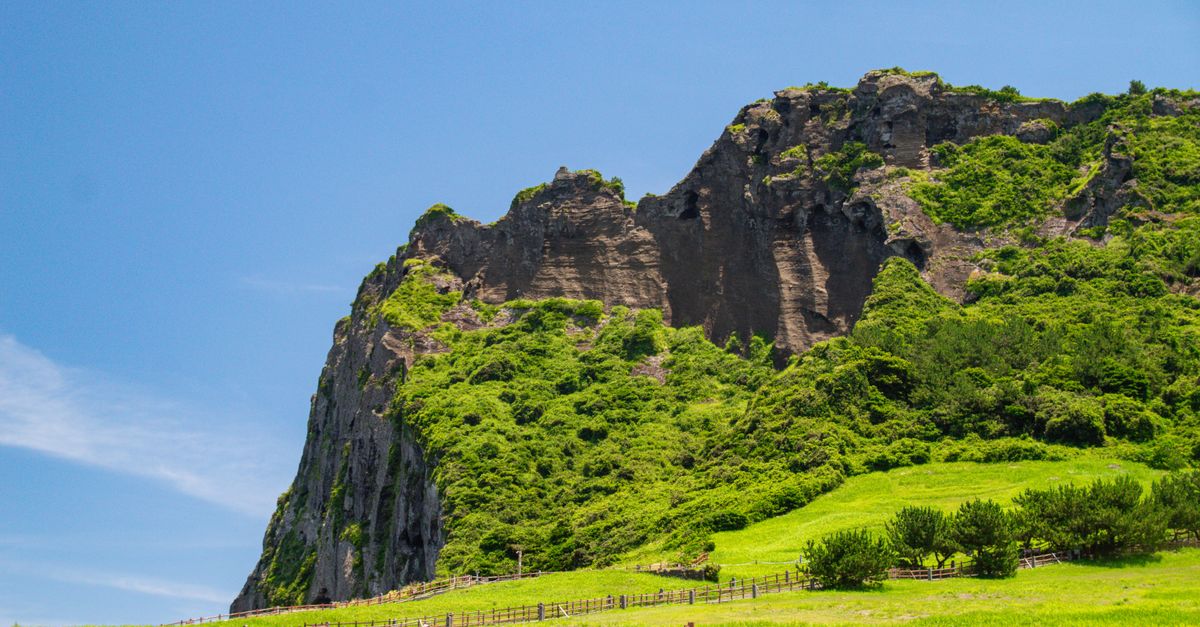 Seongsan Ilchulbong (2026): Jeju’s UNESCO Sunrise Peak — Tickets, Hours & How to Climb It